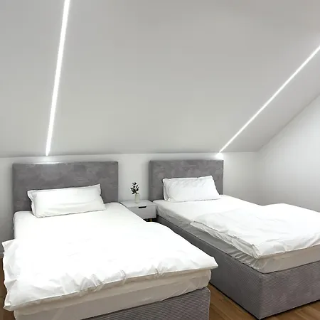 Moderne, Neu Moeblierte In Zentraler Lage *