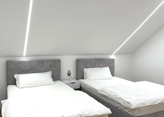 Moderne, Neu Moeblierte In Zentraler Lage *